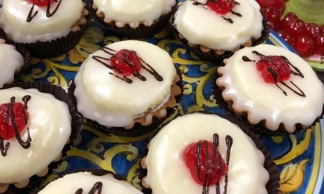 Cassatine di Collesano con glassa bianca e ciliegina candita