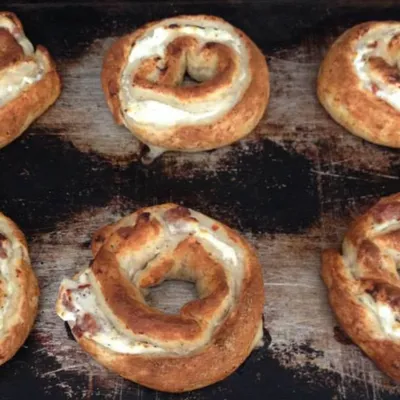 Cucciḍḍatu scaniatu di Scicli con ricotta e salsiccia