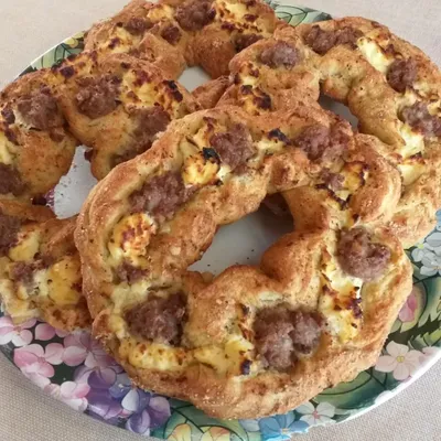 Cucciḍḍatu scaniatu di Scicli con salsiccia