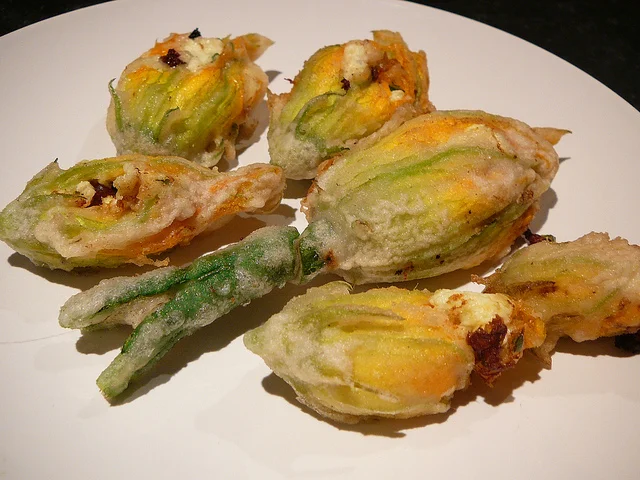 Fiori di zucca fritti: Un antipasto delizioso col cuore di tuma