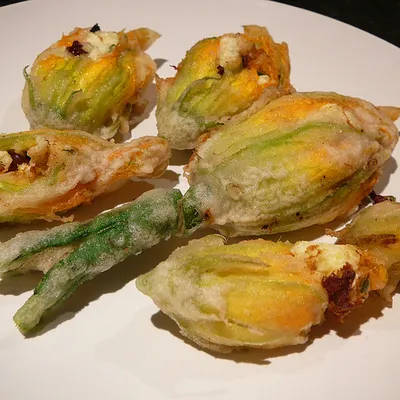 Fiori di zucca fritti: Un antipasto delizioso col cuore di tuma
