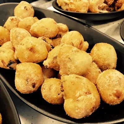 Frittelle di uova con prosciutto e formaggio: Un piatto saporito per tutti