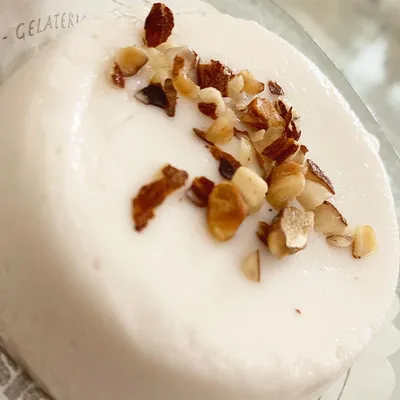 Gelo di mandorle o biancomangiare