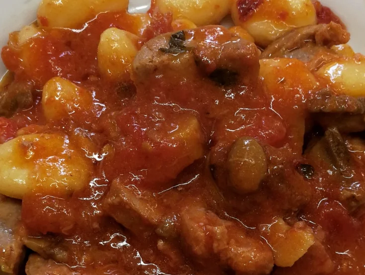 Gnocchi con funghi porcini e salsiccia