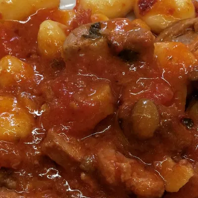 Gnocchi con funghi porcini e salsiccia