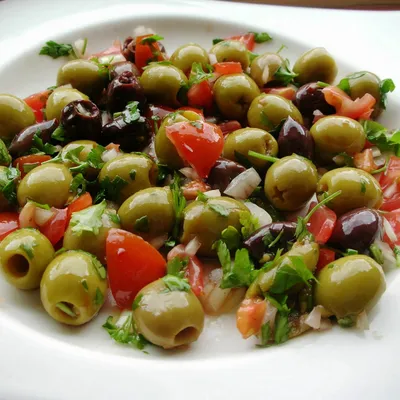 Insalata di olive e pomodorini: Il gusto autentico della Sicilia