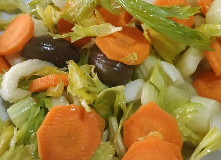 Insalata palermitana: Croccantezza e dolcezza in un piatto