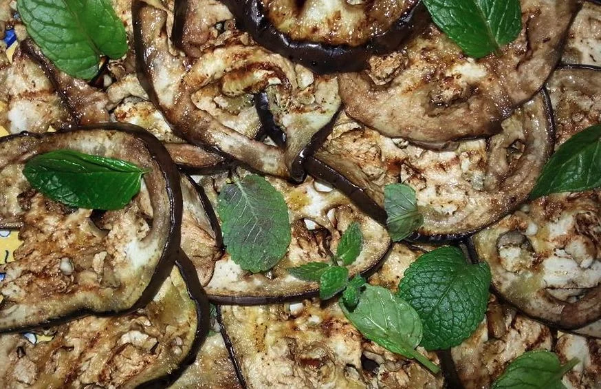 Melanzane arrostite con aglio e menta: Profumo e gusto dell'orto siciliano