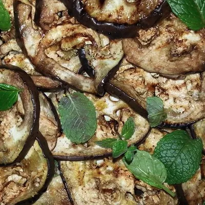 Melanzane arrostite con aglio e menta: Profumo e gusto dell'orto siciliano