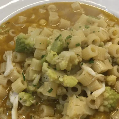 Minestra in brodo di pasta e broccoli