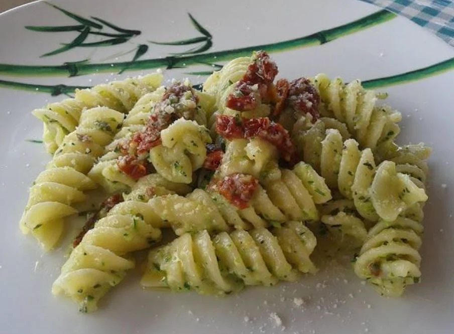 Pasta al pesto di zucchine e pomodori secchi