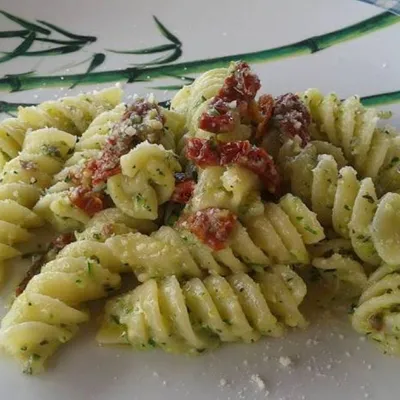 Pasta al pesto di zucchine e pomodori secchi