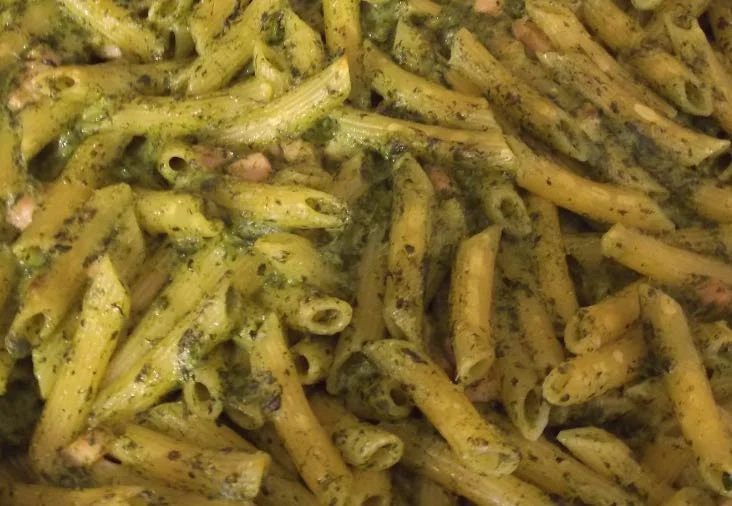 Pasta col pesto di spinaci, ricotta e pancetta