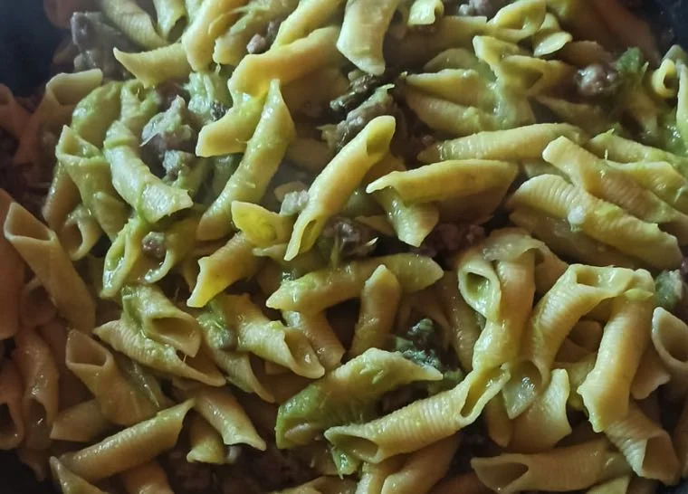 Pasta con asparagi e salsiccia: Ricetta originale siciliana
