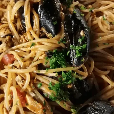 Pasta con cozze, vongole e muḍḍica atturrata