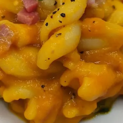 Pasta con crema di zucca e pancetta