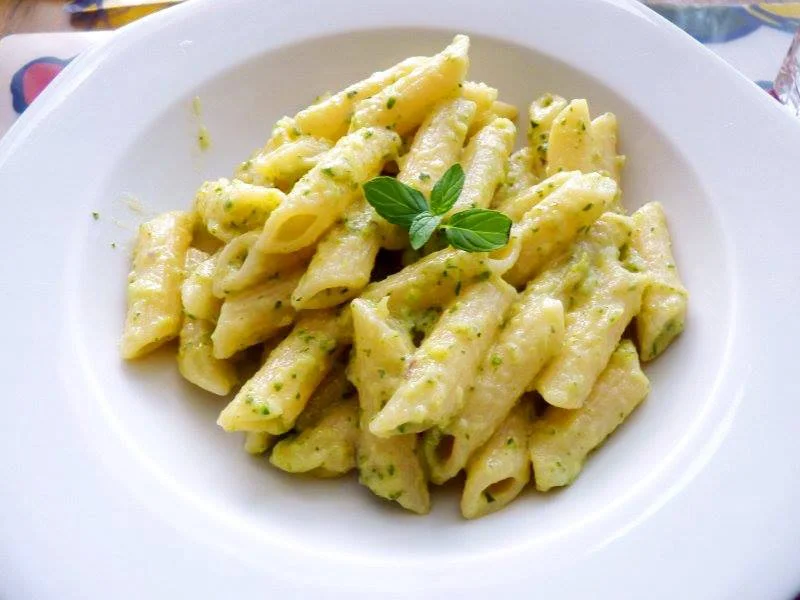 Ricetta fresca e gustosa: Pasta con crema di zucchine e capperi
