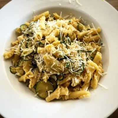 Pasta con le zucchine e pecorino