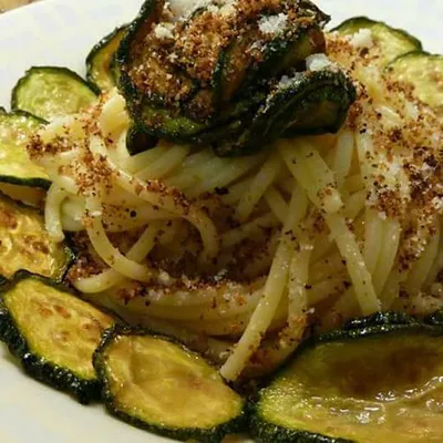 Pasta con le zucchine fritte