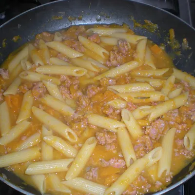 Pasta con zucca e salsiccia