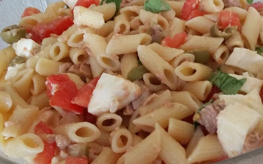 Pasta fredda con tonno, pomodorini e tuma