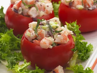 Pomodori ripieni di gamberetti: Un antipasto mediterraneo da leccarsi i baffi