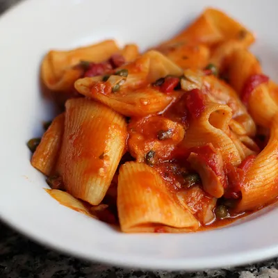 Rigatoni con capperi e tonno