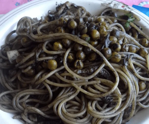 Spaghetti col nero di seppia alla siciliana