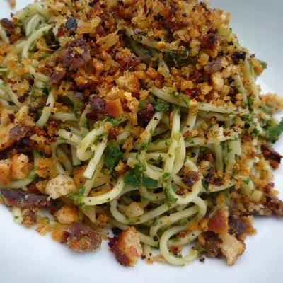 Spaghetti con acciughe e mollica abbrustolita