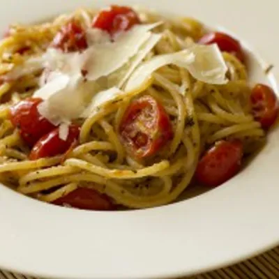 Spaghetti con acciughe e pomodorini