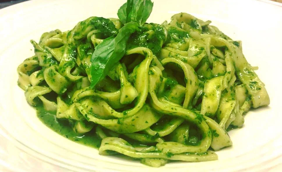 Tagliatelle alla salsa al basilico: Gusto mediterraneo a ogni forchettata