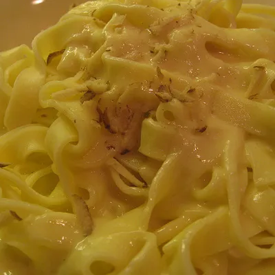 Tagliatelle con crema di cipolle