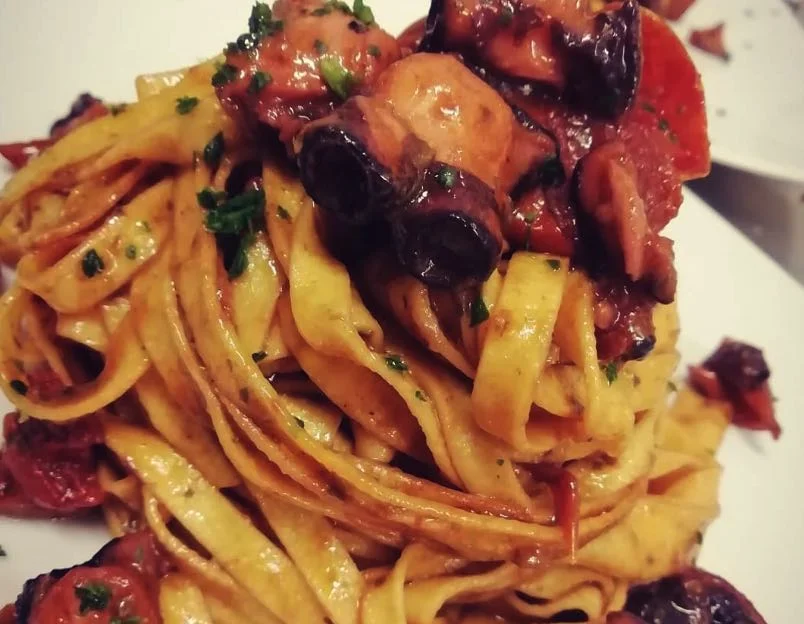 Tagliatelle con polpo: Un piatto fresco che profuma di Sicilia