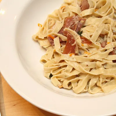 Tagliatelle con ricotta, prosciutto e arance