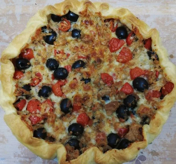 Torta salata con pomodorini, tonno e olive: Una sinfonia di sapori mediterranei