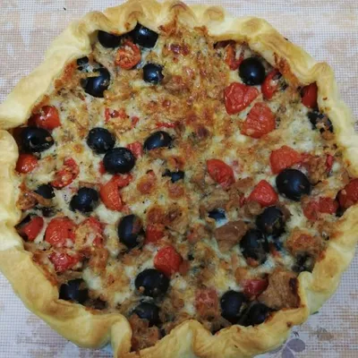 Torta salata con pomodorini, tonno e olive: Una sinfonia di sapori mediterranei