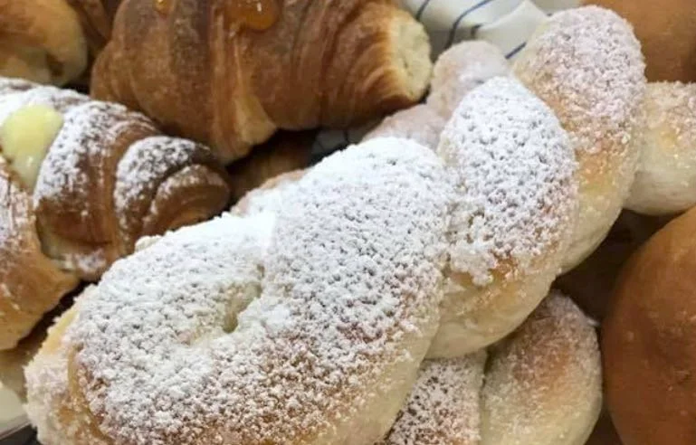 Treccine siciliane dolci con lo zucchero