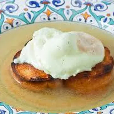 Uova affogate e prosciutto