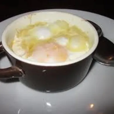 Uova al tegamino con mozzarella
