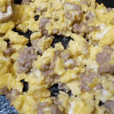 Uova con salsiccia alla siciliana