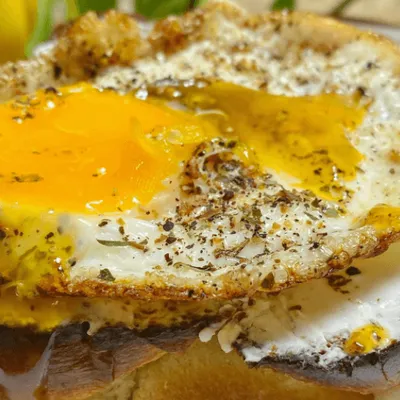 Uova su canapè di ricotta
